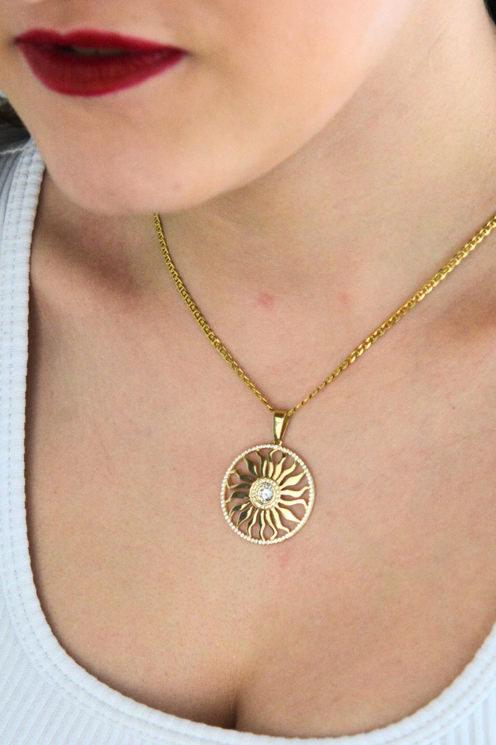 Efektowna złota zawieszka Słońce z licznymi cyrkoniami. Duży, symboliczny wisiorek damski z żółtego złota próby 585. Idealny na prezent. Cena bez łańcuszka.11.jpg